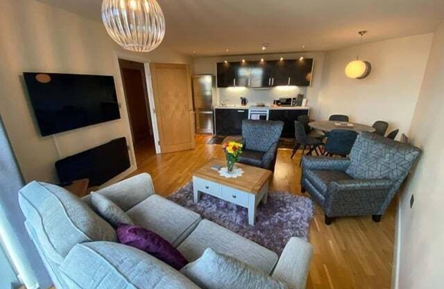 Cohost Partners Modern 2BR in Cardiff with Parking