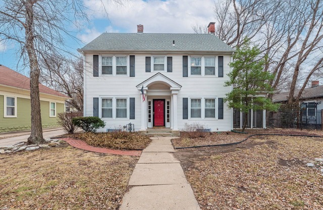 Colonial gem in College Hill. Spacious 4-bed 2 bath house in Wichita