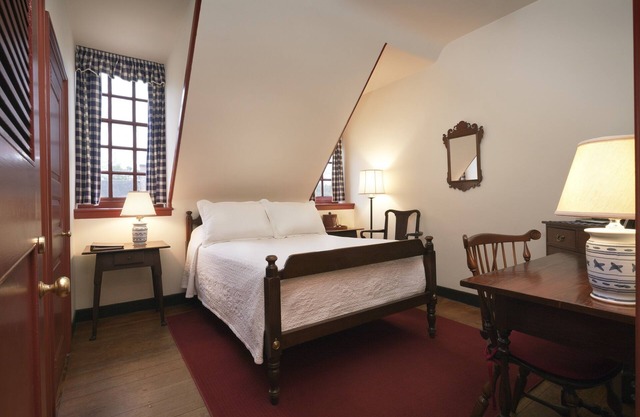 Colonial Williamsburg Tavern Room 1 Queen Bed in a shared building