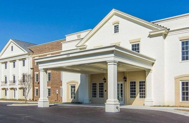 Colonial Williamsburg Getaway: 1BR Premium at Patrick Henry Square