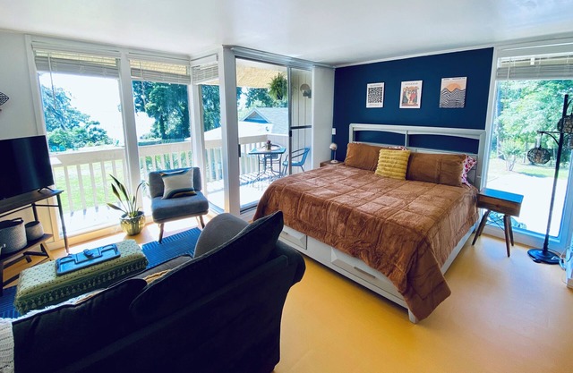 Color Me Crazy Eclectic Studio with Bay Views!