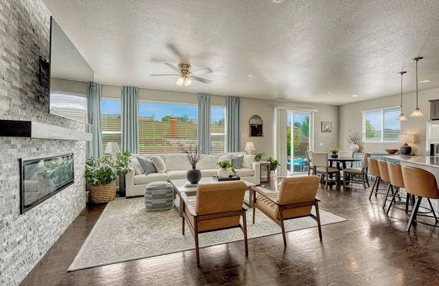 Colorado Comfort Awaits: Spacious 6-Bed Room Retreat Near Trails & Family Fun!