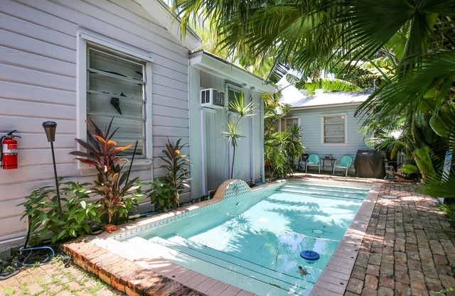 Colorful cottage w/shared pool, central AC, washer/dryer