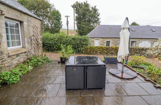 COLTERSCLEUCH COTTAGE, pet friendly, with open fire in Hawick