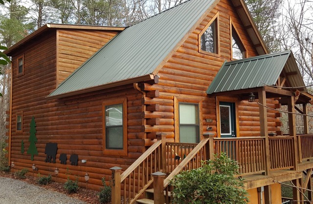 Come Enjoy The Mountains In Your Own 3 Bedroom Real Log Cabin!