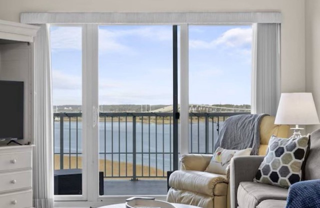 Come watch the Dolphin play! Pool, Jacuzzi, & Gym Walking distance to the Beach!