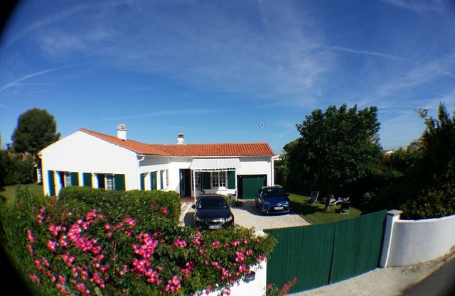 Comfortable villa, space, nature, enclosed garden, 100m beach and village