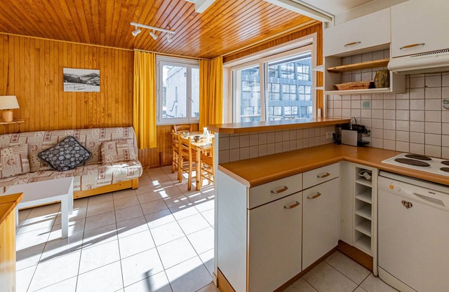 Comfort in resort: 1BR for 6, ski-in, close to shops