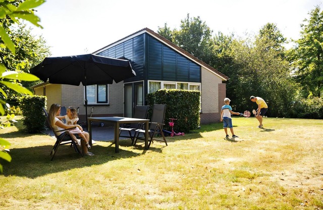 Comfort 4-person bungalow in the holiday park Hof van Saksen