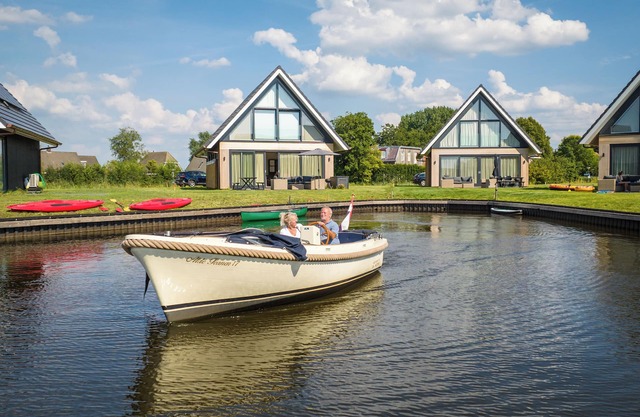 Comfort 6-8-person water villa in the holiday park Landal Waterpark De Alde Feanen