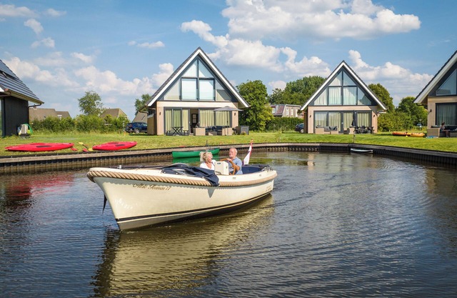 Comfort 6-person watervilla in the holiday park Landal Waterpark De Alde Feanen