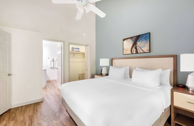 Comfort and Convenience! Near SeaWorld's Discovery Cove, Free Parking!