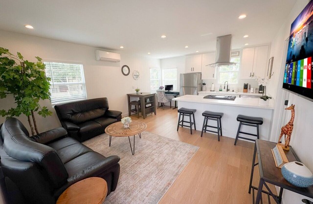 Comfort and Style - Newer 1 Bedroom in Burbank, near Disney, Warner Bros & Hollywood Attractions!
