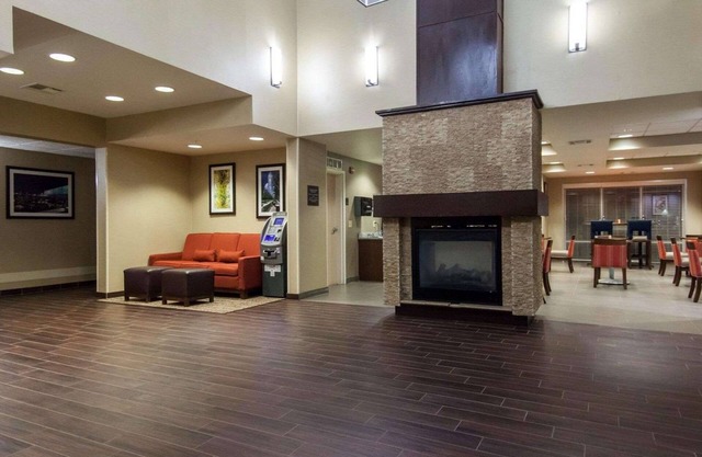 Comfort Suites Tulsa Central