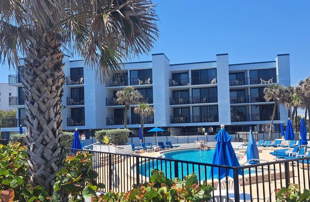 Comfortable 2 bedroom right on the beach
