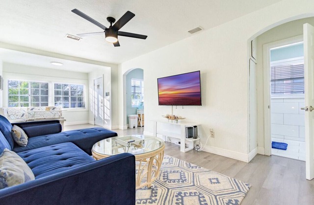 Comfortable 2/1 Coastal Condo Close to Beach