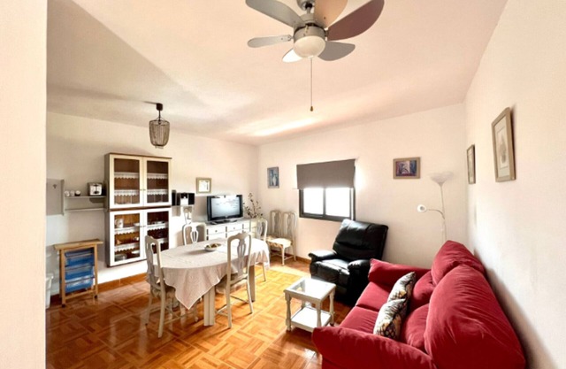 Comfortable 2 bedroom house with beautiful sea views