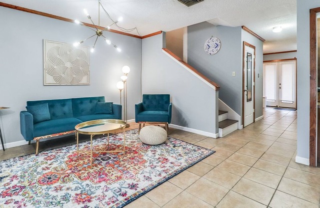 Comfortable 2BR Townhouse w/2 master suites & courtyard oasis
