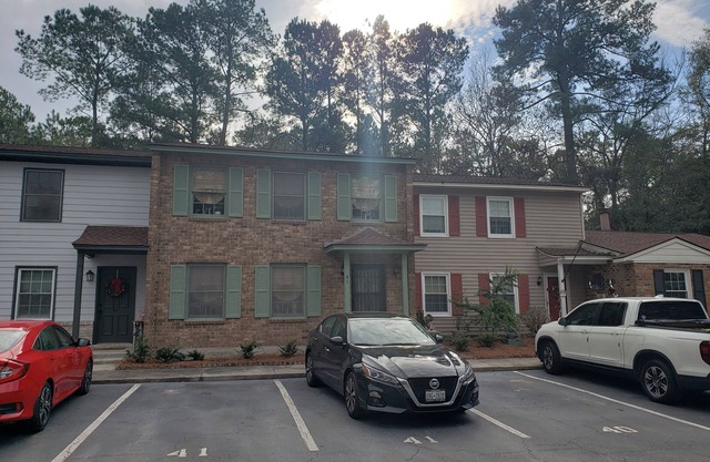 Comfortable 3 Bedroom, 3 Bathroom With Amenities!