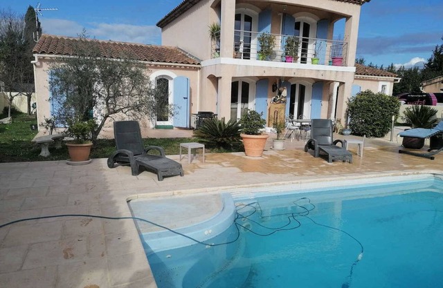 Comfortable air-conditioned villa, swimming pool, near Salon-de-Provence, dog allowed (1).
