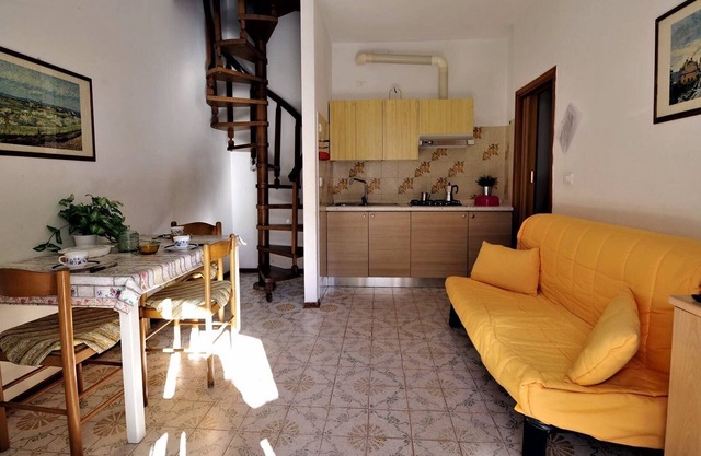 Comfortable air-conditioned villa a few steps from the beach with large garden and internal parking