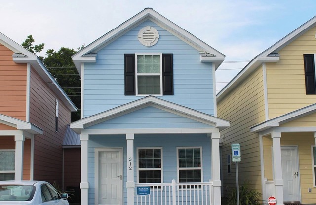 Comfortable and Clean Townhouse, One Block From beach