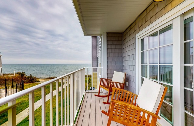 Comfortable and convenient suite steps from the beach with WiFi & AC