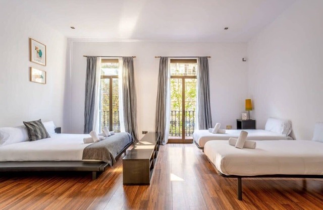 Comfortable and huge 4BD - 2BTH Rambla Catalunya