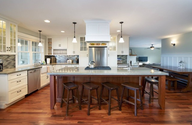 Comfortable and Luxurious Beach Home, Steps away from the Sand and Surf