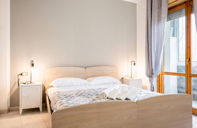 Comfortable and modern apartment of about 50 square meters with two balconies, able to accommodate up to 4 people, is located on the 1st floor of a building without a lift. The flat is situated in Luni Mare, in an area full of services, convenient for re