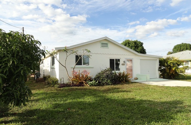 Comfortable and relaxing house located on a deep water canal.