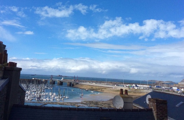 COMFORTABLE APARTMENT IN FRONT OF THE BEACH SEA VIEW AND ST MALO INTRA-MUROS