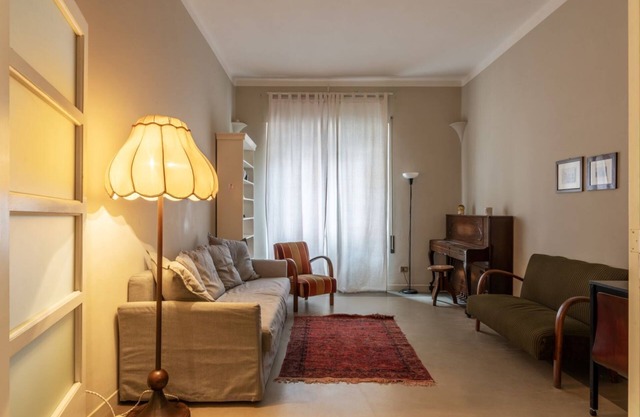 Comfortable apartment located on the mezzanine floor of a renovated period building, with four floors in total. There is a flight of stairs at the entranceIt accommodates 4 people in 100 m2 of spaceIt is a 17-minute walk from the MM Lepanto metro stop, t