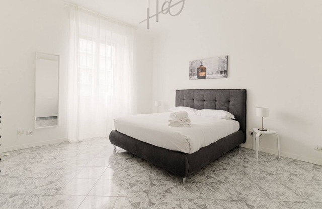 Comfortable apartment of about 85 square meters, ideal for 4 people, located on the first floor of a building with a lift (NOT suitable for disabled people - there are some steps at the entrance).The property is located in a strategic area, full of servi