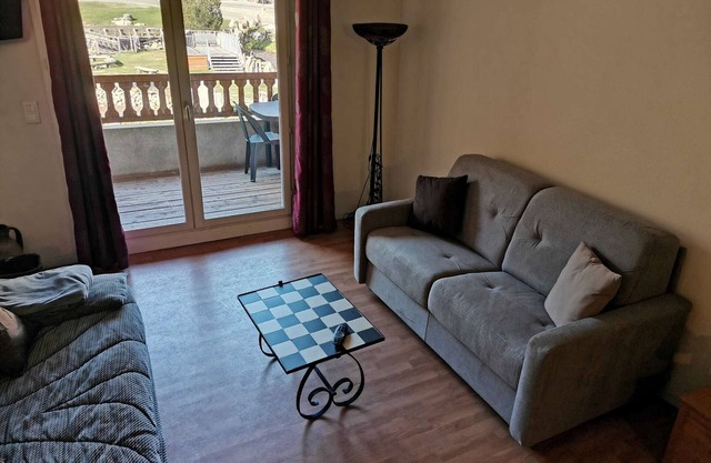 Comfortable apt for 8, 2 bdr, terrace, laundry, near slopes