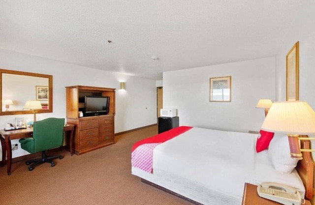 Comfortable Budget Room Near Indiana Dunes Trails & Beachfront Parks