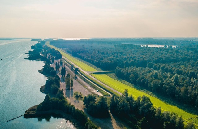 Comfortable chalet with microwave, near the beach