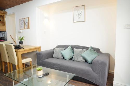 Comfortable City Centre Home with Free Parking near O2 Apollo & Ethiad Stadium Sleeps 8