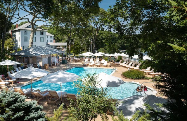 Comfortable Coastal Hideaway with Game Room, Complimentary Bicycles & Parking