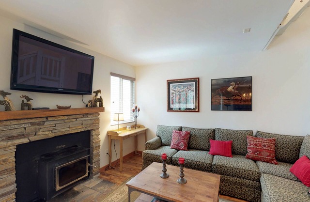 Comfortable condo with WiFi, washer/dryer, pool & hot tubs - walk to skiing