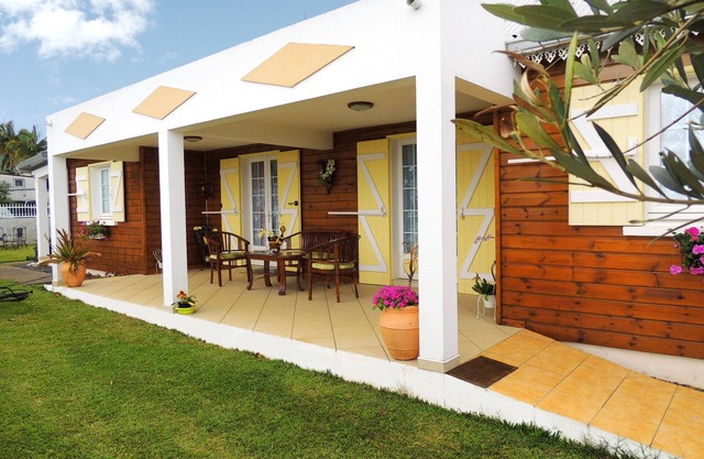 Comfortable cottage with shared pool and accessible for PRM in Petite-Île