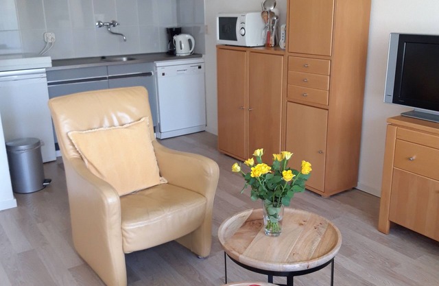 Comfortable Cozy Cottage for 2 to 4 people 200 from the beach.