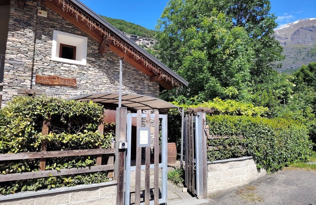 Comfortable detached apartment with garden and balcony.