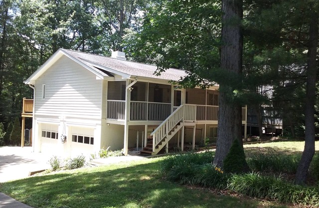 Comfortable Home near to Asheville Airport.