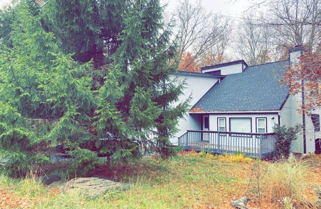 Comfortable house with a private hot tub in Poconos