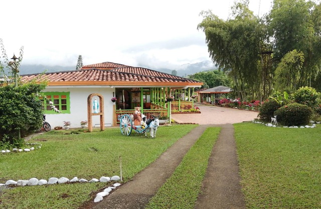 Comfortable room with 3 double beds in best area of coffee region