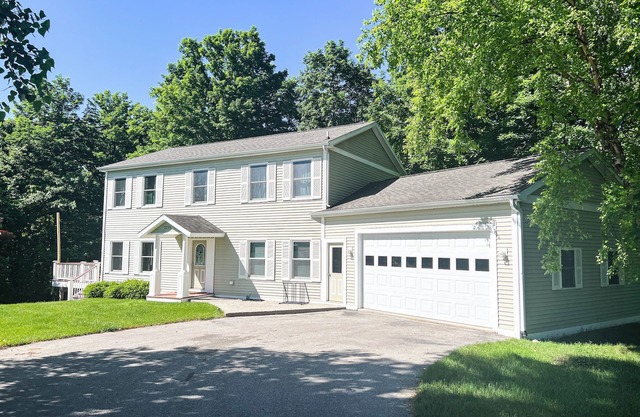 COMFORTABLE & SPACIOUS Home in Harbor Springs - Minutes from the Ski Hills!