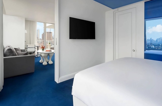 Comfortable Stay in Manhattan! Spacious Suite with Private Balcony, Pet-friendly