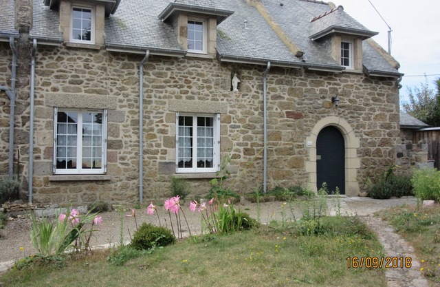 Comfortable stone house with large garden -Sea view- Plage du Pont-3 Bedrooms