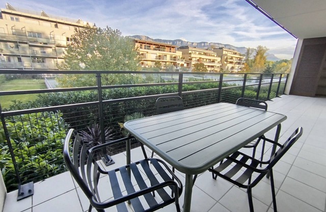Comfortable T3 just a stone’s throw from the lake!